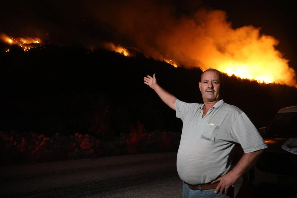 Hatay’ın Yayladağı ilçesinde ormanlık alanda çıkan yangına ekiplerin müdahalesi sürüyor.