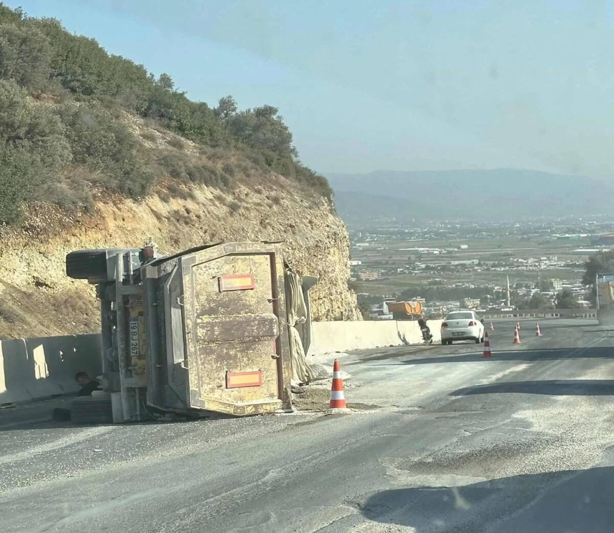 Hatay’ın Altınözü – Antakya yolu Narlıca mevkinde gece saatlerinde hafriyat
