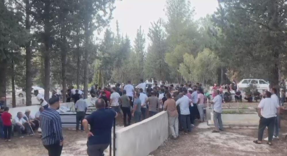 Ev yangınında hayatını kaybeden 3 yaşındaki çocuk defnedildi Hatay’ın Kırıkhan ilçesinde çıkan ev yangınında dumandan etkilenen 3 yaşındaki