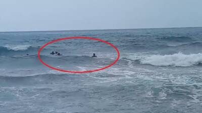 Hatay’ın Samandağ ilçesinde serinlemek için denize giren yabancı uyruklu iki