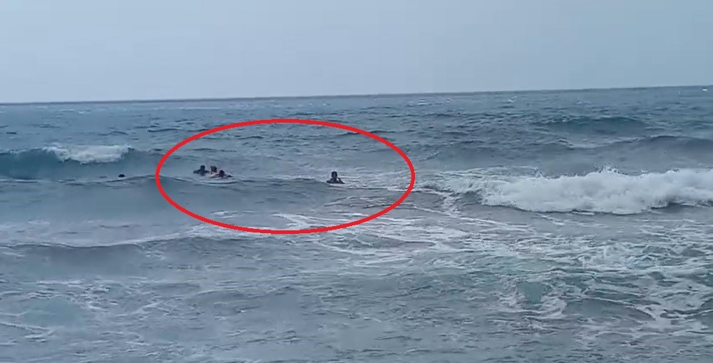 Hatay’ın Samandağ ilçesinde serinlemek için denize giren yabancı uyruklu iki