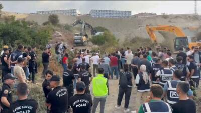   Samandağ-Kurtderesi’nde çevik kuvvet önlem aldı, iş makineleri ekili araziye