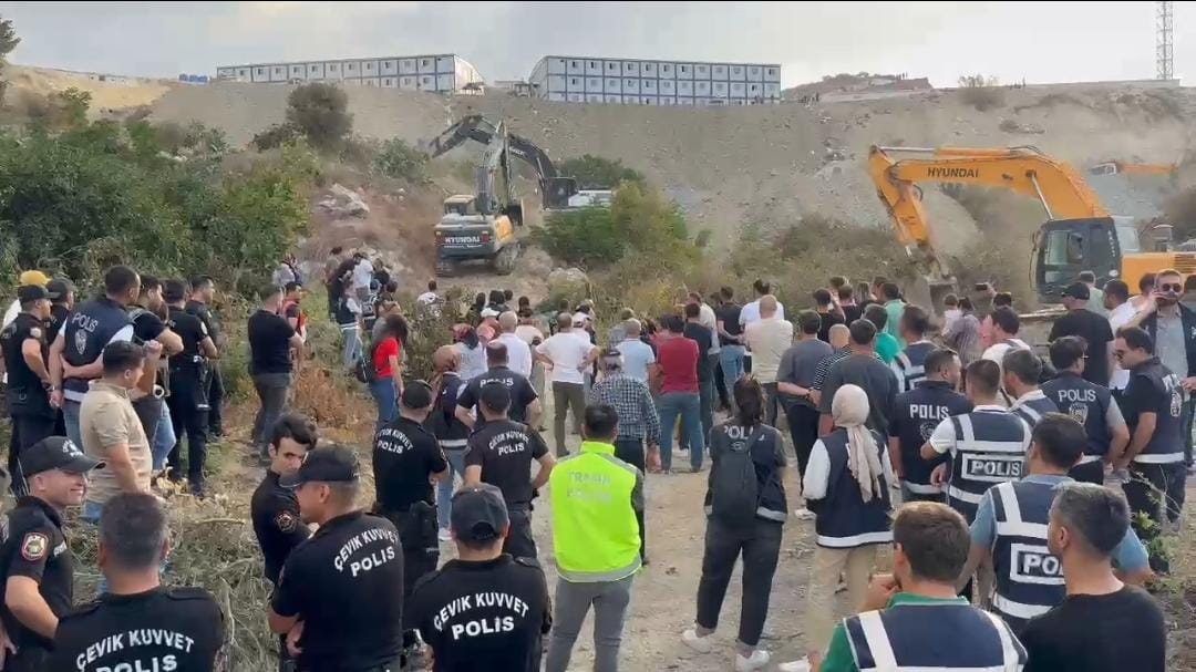   Samandağ-Kurtderesi’nde çevik kuvvet önlem aldı, iş makineleri ekili araziye