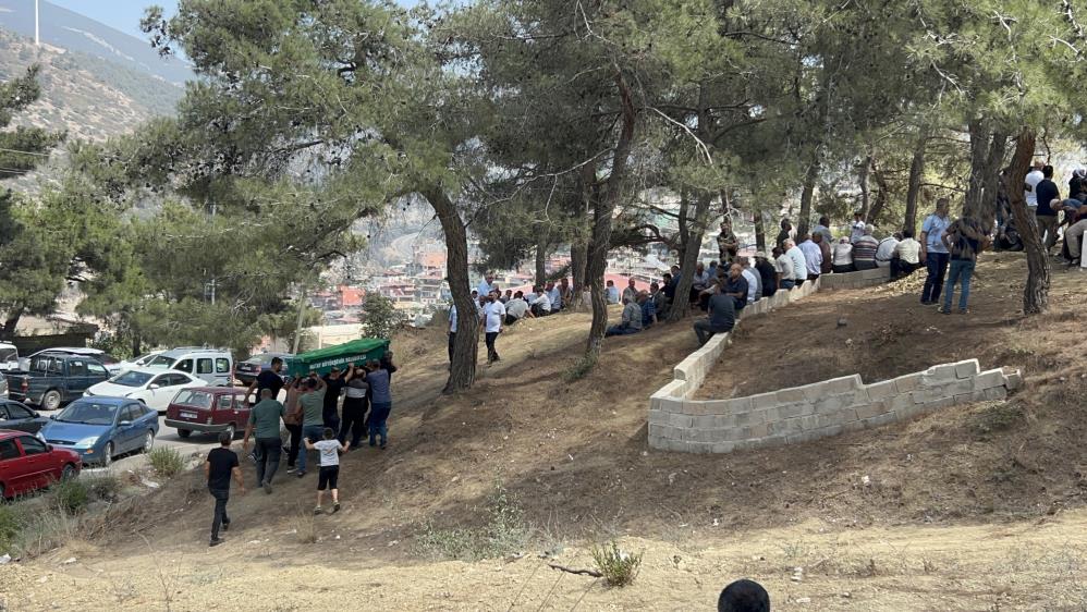Hatay’ın Hassa ilçesinde otomobil ile çekicinin çarpışması sonucu meydana gelen