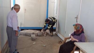 Hatay’ın Hassa ilçesinde konteynerin altına sıkışarak mahsur kalan köpek, itfaiye