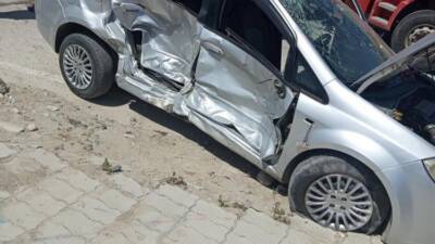Hatay’ın Antakya ilçesinde meydana gelen trafik kazasında iki otomobilin çarpışması