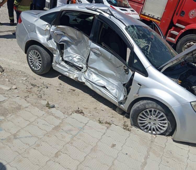 Hatay’ın Antakya ilçesinde meydana gelen trafik kazasında iki otomobilin çarpışması