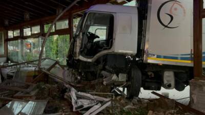 Hatay’ın Belen ilçesinde freni arızalanan bir tır, park halindeki vidanjöre