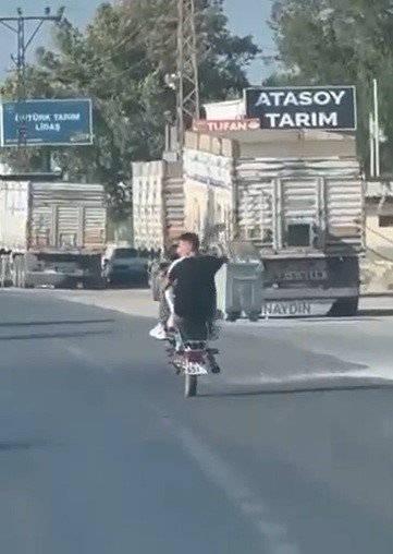   Hatay’ın Kırıkhan ilçesinde, trafikte tehlike oluşturan bir motosiklet sürücüsü,