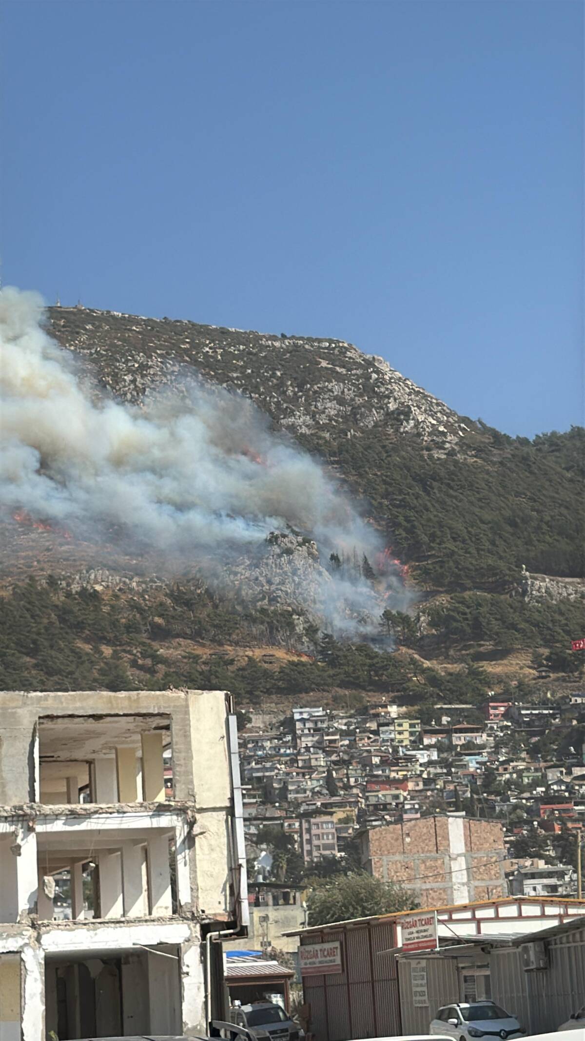 Hatay’ın Antakya ilçesinde yer alan Habibi Neccar Dağı’nda orman yangını