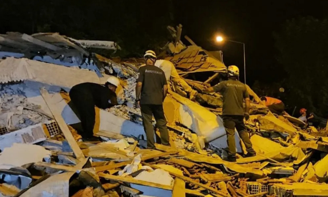 Balıkesir’de enkazdan çıkarılan 1 kişi hayatını kaybetti İçişleri Bakanı Ali Yerlikaya, 10 Ağustos 2025 tarihinde Balıkesir’in Sındırgı