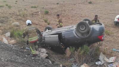 Cebike Mahallesi’nde meydana gelen kazada araç ters döndü, iki kişi