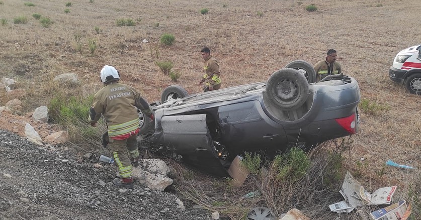 Cebike Mahallesi’nde meydana gelen kazada araç ters döndü, iki kişi