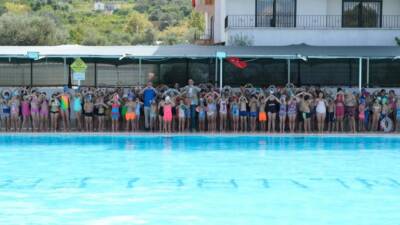 Defne Belediyesi tarafından yaz okulları kapsamında düzenlenen yüzme kurslarının ilk