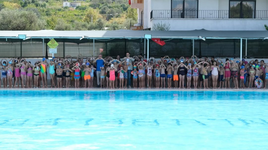 Defne Belediyesi tarafından yaz okulları kapsamında düzenlenen yüzme kurslarının ilk