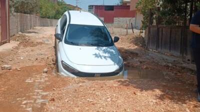 Hatay’ın Kırıkhan ilçesinde bir sürücü, navigasyonun yönlendirmesiyle çukura saplandı. Depremin