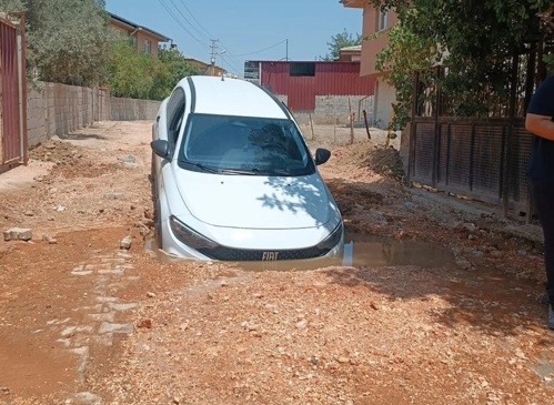 Hatay’ın Kırıkhan ilçesinde bir sürücü, navigasyonun yönlendirmesiyle çukura saplandı. Depremin