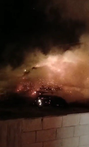 Hatay’ın Kırıkhan ilçesinde bir samanlıkta çıkan yangın, paniğe neden oldu.