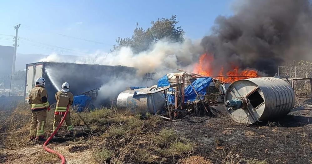 Hatay’ın Antakya ilçesine bağlı Büyükdalyan Mahallesi’nde bir iş yerinin açık