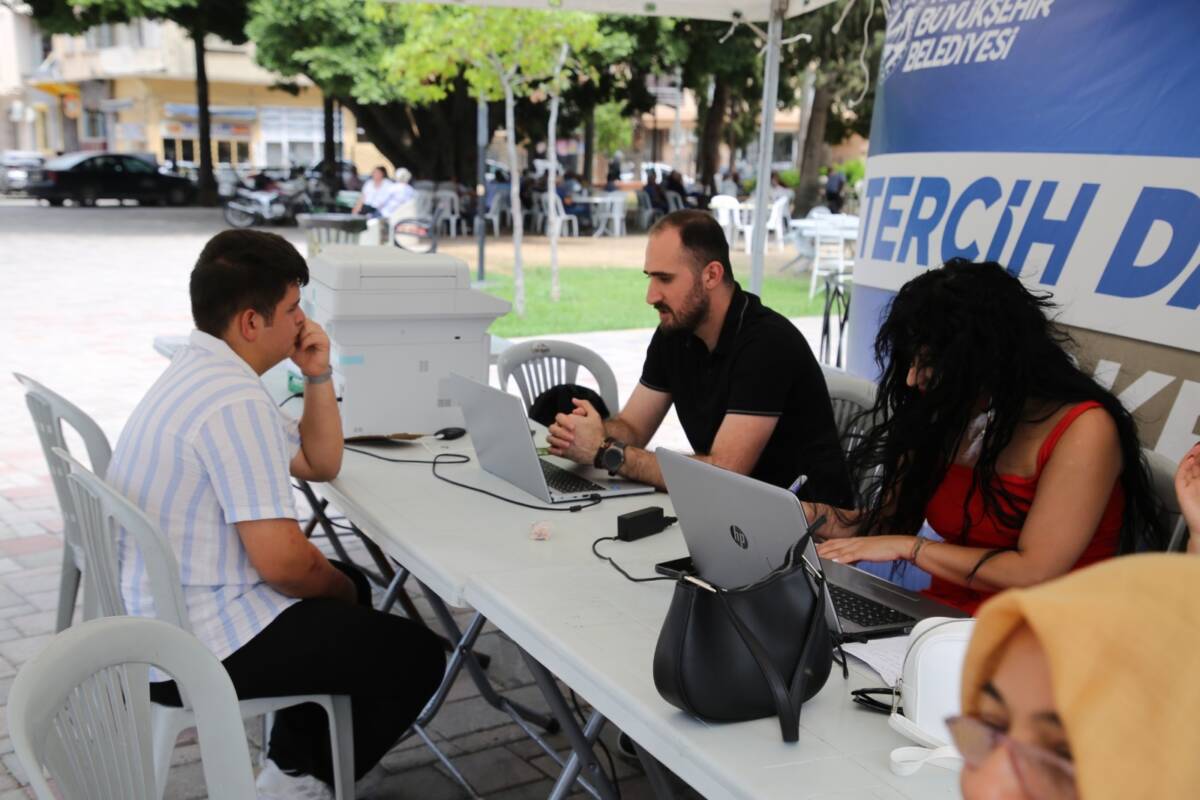 Hatay Büyükşehir Belediyesi (HBB), üniversite tercihi yapacak gençlere yönelik ücretsiz