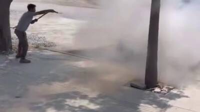 Hatay’ın Antakya ilçesinde park halindeki otomobil, motor kısmında çıkan yangın