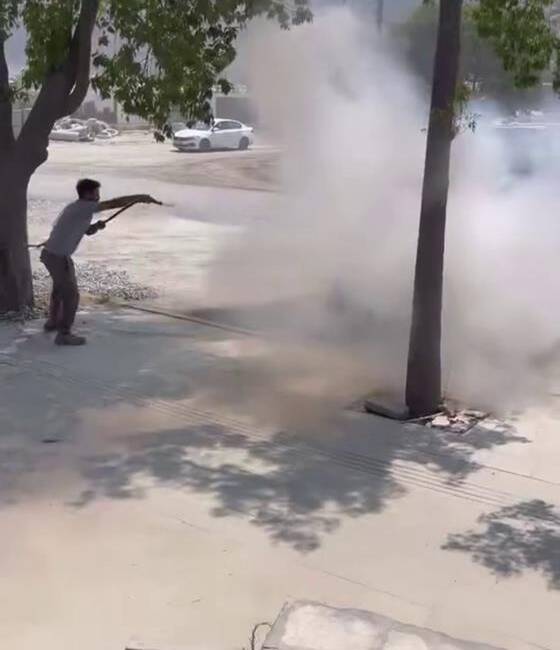 Hatay’ın Antakya ilçesinde park halindeki otomobil, motor kısmında çıkan yangın