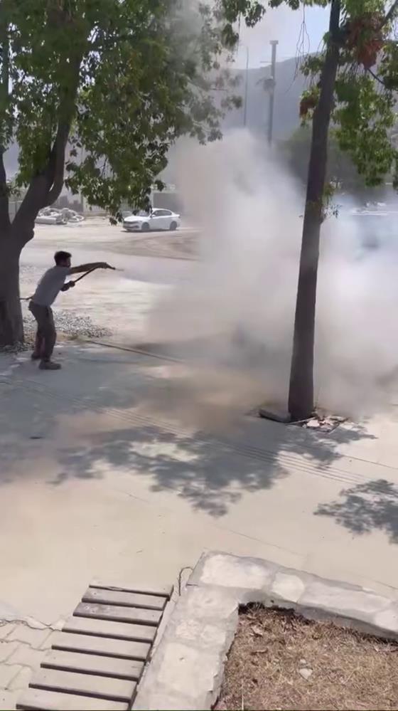 Hatay’ın Antakya ilçesinde park halindeki otomobil, motor kısmında çıkan yangın
