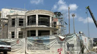 Hatay Valisi Mustafa Masatlı’nın, 6 Şubat depremlerinde yıkılan tarihi meclis