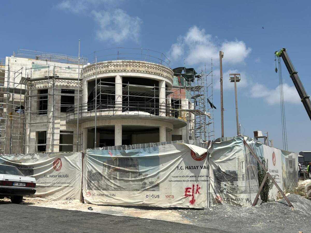 Hatay Valisi Mustafa Masatlı’nın, 6 Şubat depremlerinde yıkılan tarihi meclis