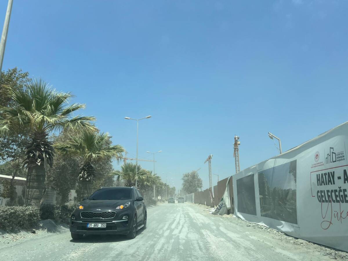 Hatay, depremin ardından toza, gürültüye ve düzensizliğe teslim oldu. Hava