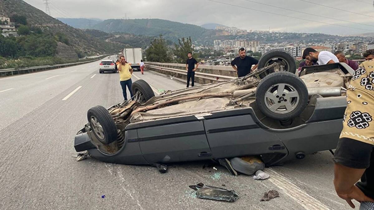 Hatay’ın İskenderun ilçesinde sabah saatlerinde yaşanan trafik kazasında, bir otomobilin