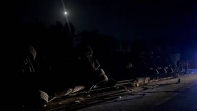 Hatay’ın Kırıkhan ilçesinde kontrolden çıkan tır devrildi, sürücü olay yerine