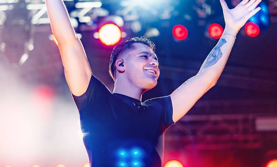 Ünlü sanatçı Emircan İğrek, önceki akşam Arsuz’da verdiği konserde Hatayspor’a