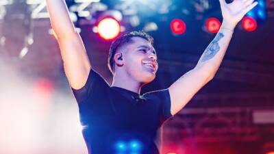 Ünlü sanatçı Emircan İğrek, önceki akşam Arsuz’da verdiği konserde Hatayspor’a