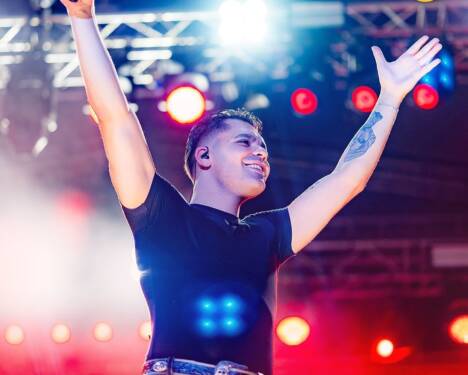 Ünlü sanatçı Emircan İğrek, önceki akşam Arsuz’da verdiği konserde Hatayspor’a