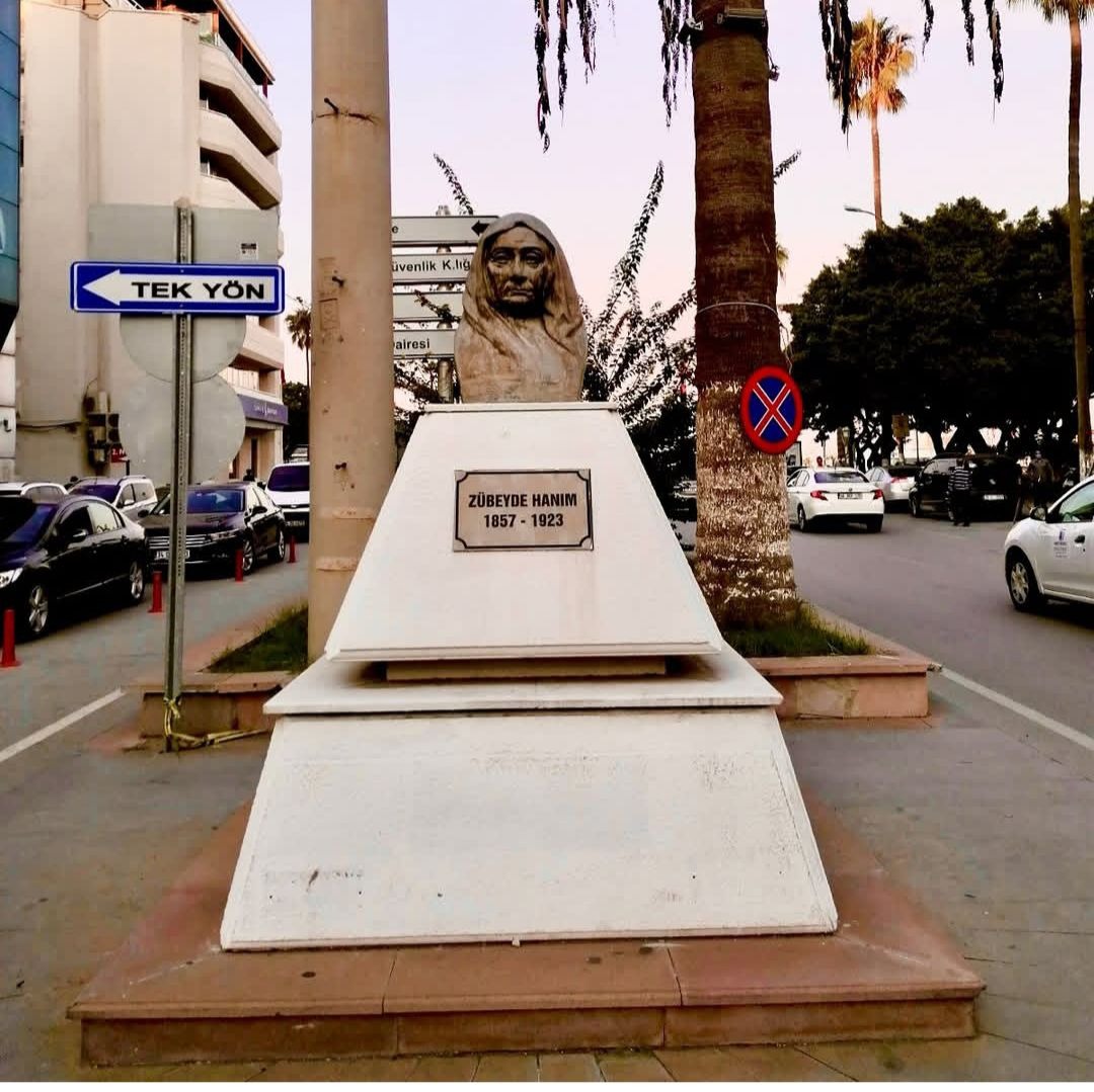 İskenderun’da Cumhuriyet Meydanı’nda bulunan Mustafa Kemal Atatürk ve annesi Zübeyde
