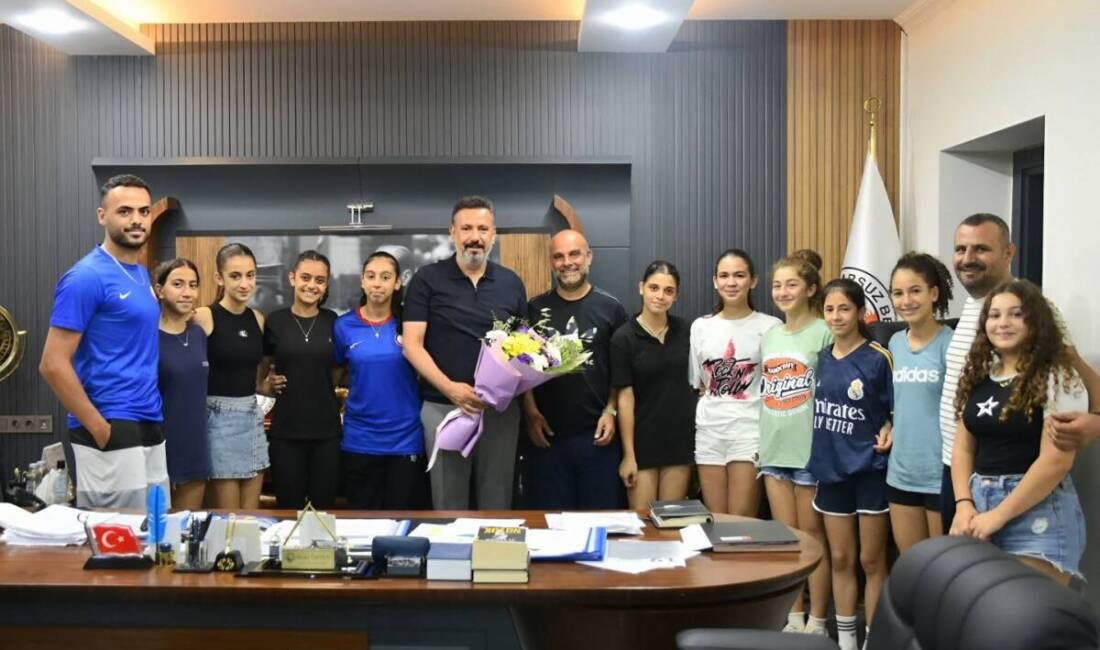 Arsuz Belediye Başkanı Sami Üstün, Hatay Şampiyonu olan Hatay Yıldızlar