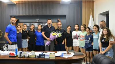 Arsuz Belediye Başkanı Sami Üstün, Hatay Şampiyonu olan Hatay Yıldızlar