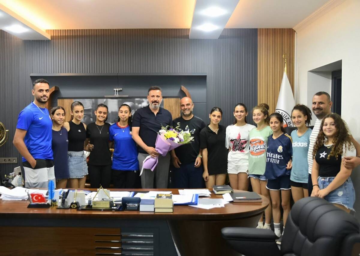 Arsuz Belediye Başkanı Sami Üstün, Hatay Şampiyonu olan Hatay Yıldızlar