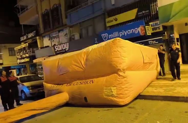 Hatay’ın Dörtyol ilçesinde, 5 katlı bir binanın çatısına çıkarak intihar