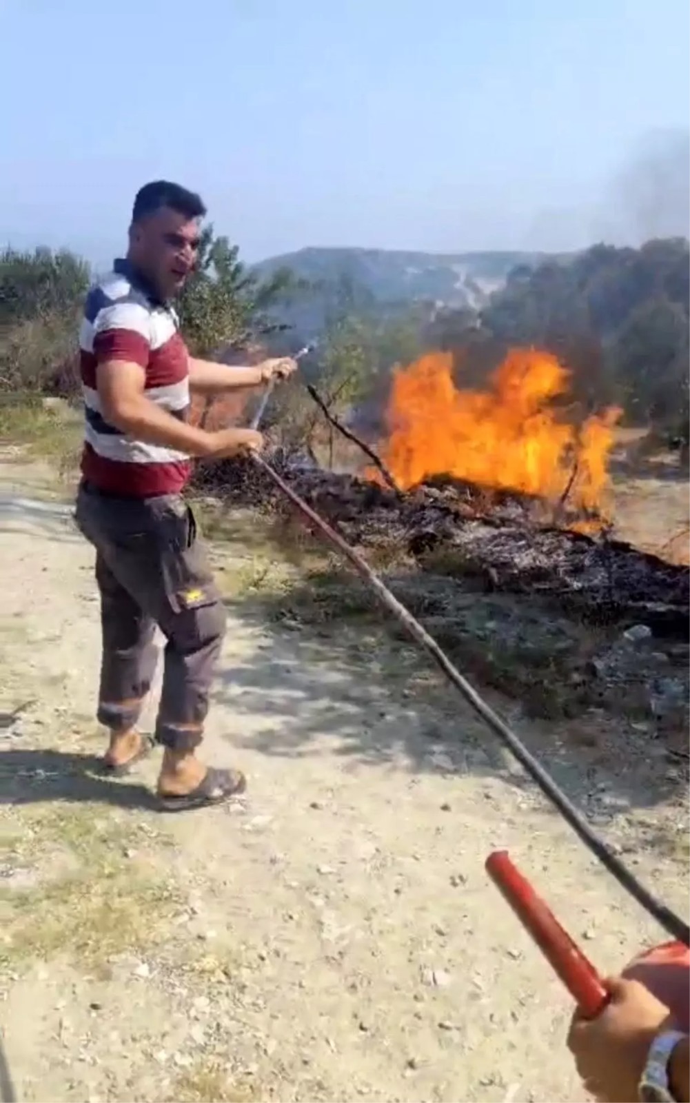 Hatay’ın Yayladağı ilçesinde kavurucu sıcaklar, yüksek gerilim hattındaki elektrik telini