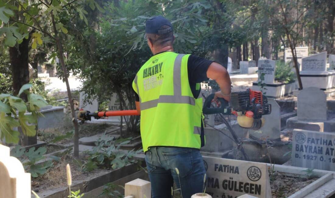 HBB ekiplerinden mezarlıklarda temizlik ve bakım Hatay Büyükşehir Belediyesi (HBB), kentte vatandaşların en sık ziyaret ettiği