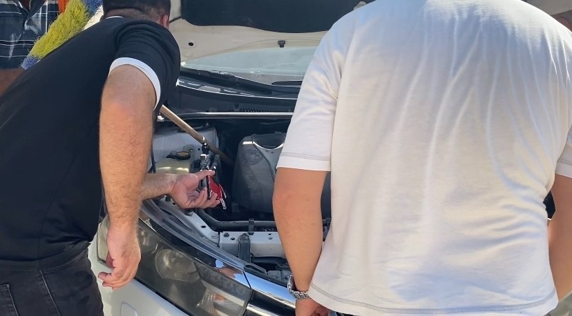 Hatay’ın Defne ilçesinde, park halindeki bir aracın kaputuna giren yavru