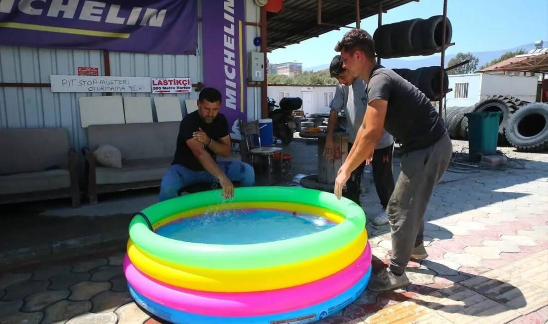 Hatay’da Esnaf Sıcaktan Şişme Havuzla Serinledi Hatay’ın merkez Antakya ilçesinde hava sıcaklığının 45 dereceye, nemin ise