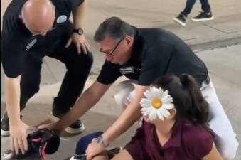 İskenderun’da genç bir kız, kullandığı scooter’dan düşerek cadde ortasında kaldı.