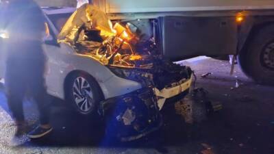 Hatay’ın Reyhanlı ilçesinde, seyir halindeki otomobilin park halindeki tıra çarpması