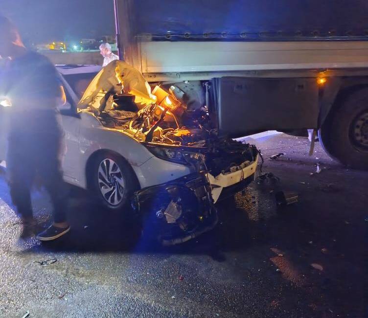 Hatay’ın Reyhanlı ilçesinde, seyir halindeki otomobilin park halindeki tıra çarpması