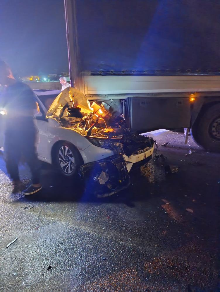Hatay’ın Reyhanlı ilçesinde, seyir halindeki otomobilin park halindeki tıra çarpması