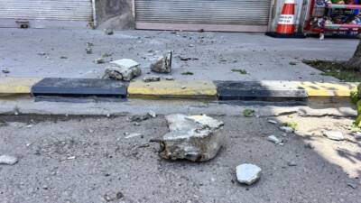 Hatay’ın İskenderun ilçesinde, Çay Mahallesi’nde eski bir binadan kopan taş