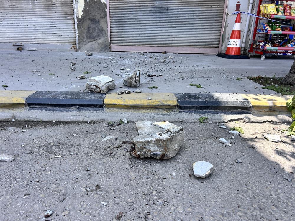 Hatay’ın İskenderun ilçesinde, Çay Mahallesi’nde eski bir binadan kopan taş